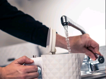 Filling kettle with tap water
